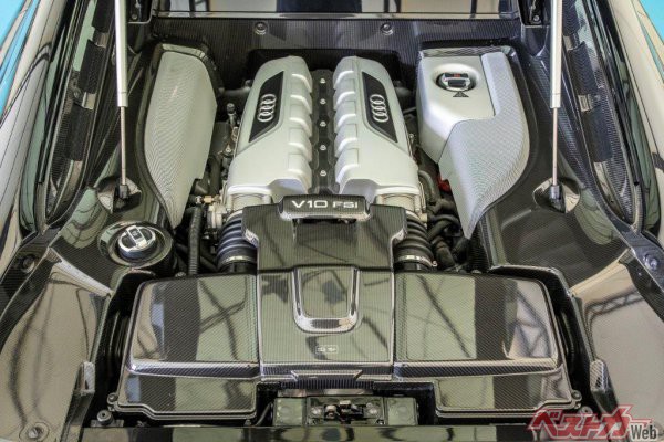 撮影車のエンジンは、5.2L V10エンジン。V10plusには若干劣るが、それでも標準モデルで525ps／54.0kgm、GTで560ps／55.1kgmを発揮する。その有り余るパワーをクワトロシステムでしっかり加速に繋げる