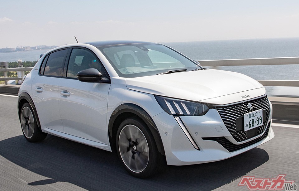 プジョー208。室内の広さ、質感はノートオーラの勝ち。ハンドリング、エンジンは208の勝ち。トータルではノートオーラの勝ちだ