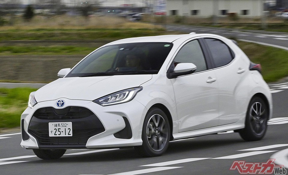 トヨタ ヤリスハイブリッド(4WD)。燃費ではヤリスハイブリッドが上回るものの、キャビンの広さや走りの面ではノートオーラの勝ち