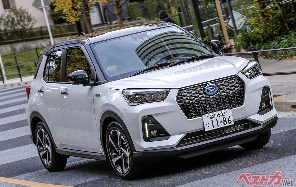 ダイハツ ロッキーeスマー。ノートオーラとロッキーは同じようなシステムを採用しているが加速フィール、パンチ力ともにノートオーラの勝ちで車格が1クラス上だ