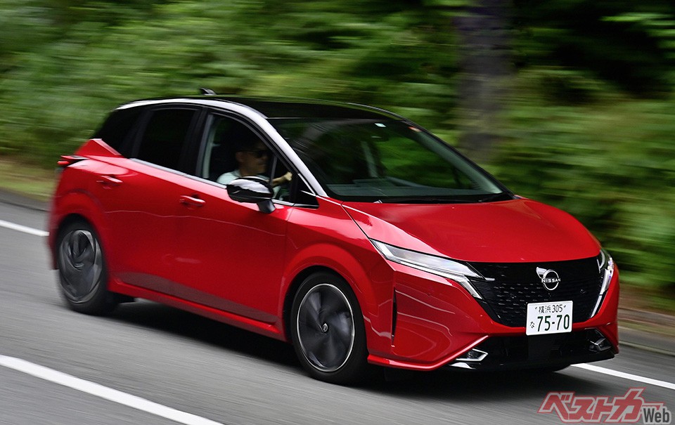 ノートよりも50万円ほど高いノートオーラだが、ハンドリングやパワートレインの強化。内装の質感とBOSEのスピーカーをつけるなど様々なアップグレードが行われている