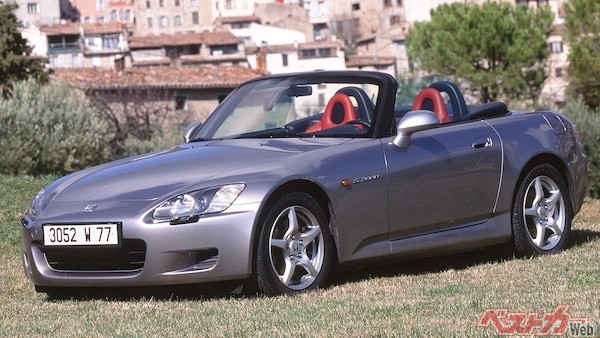 1999年～2009年に発売されたS2000。ショートストロークの6速MTを搭載