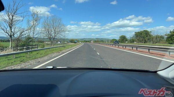 スコットランドの高速道路M90、クルマが少なくて走りやすい。首からかけたアクションカメラで筆者撮影