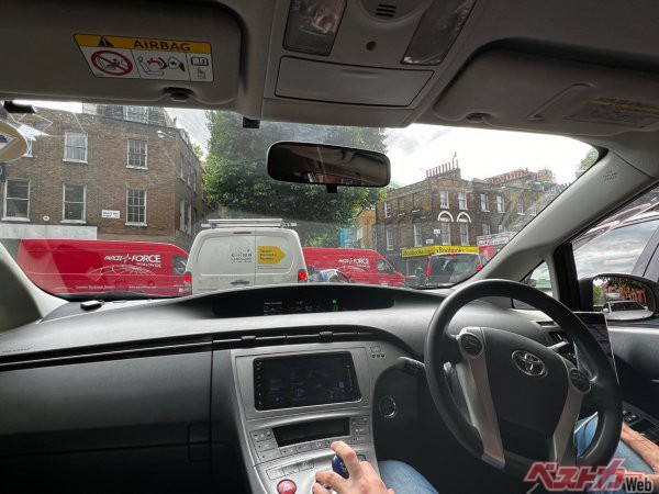 渋滞税を回避するクルマで大混雑のロンドン市内、ウーバータクシー頼んだらプリウスだった