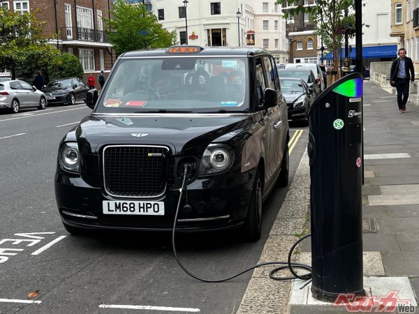通常は電気代が安く、タクシーの稼働率が下がる夜間に充電するのが普通な気がするが、街中で充電するロンドンタクシー、London EV Company製のTX5を見た