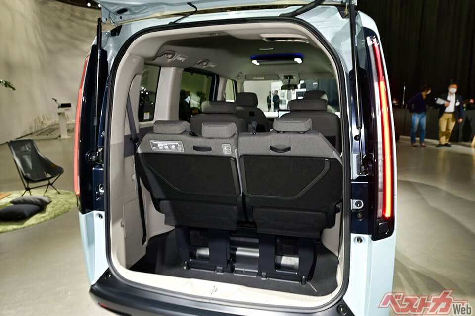 3列目シートを床下にダイブダウンできるのがステップワゴンの特長。3列目シートの座り心地、ニースペースなど居住性に優れるのがポイントだ