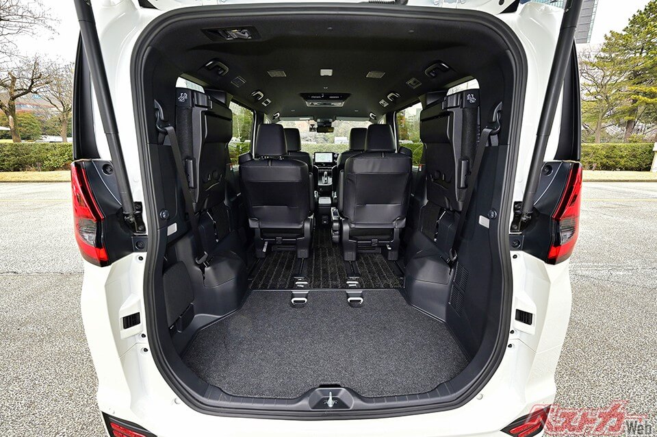 3列目シートは左右に跳ね上げて側窓部に収納するタイプ。2列目は内寄せ機構を廃止しながらもロングスライドを可能とした。3列目居住性はステップワゴンに軍配