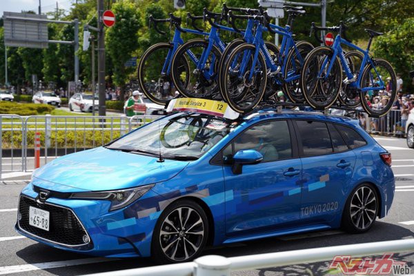 こちらが東京2020自転車ロードレースで使われた青いカロツー。「Neutral Service3」と掲示されている（撮影・加藤博人）