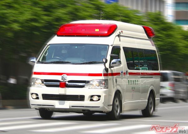 マナーでなく義務 救急車に道を譲らないクルマが増えている 意外な理由と大きすぎる影響 自動車情報誌 ベストカー マナーでなく義務 救急車に道を譲らないクルマが増えている 意外な理由と大きすぎる影響 自動車情報誌 ベストカー