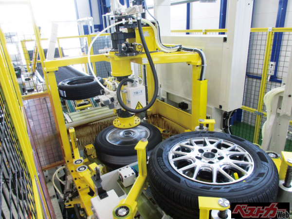 オートウェイの公式ページから好みのタイヤをオーダーし、最寄りのタイヤピット取付店へ送ってもらい、予約した時間に行って装着すればOK。アルミホイールとセットでオーダーすれば、しっかりとバランスが取られた状態で届くから安心です