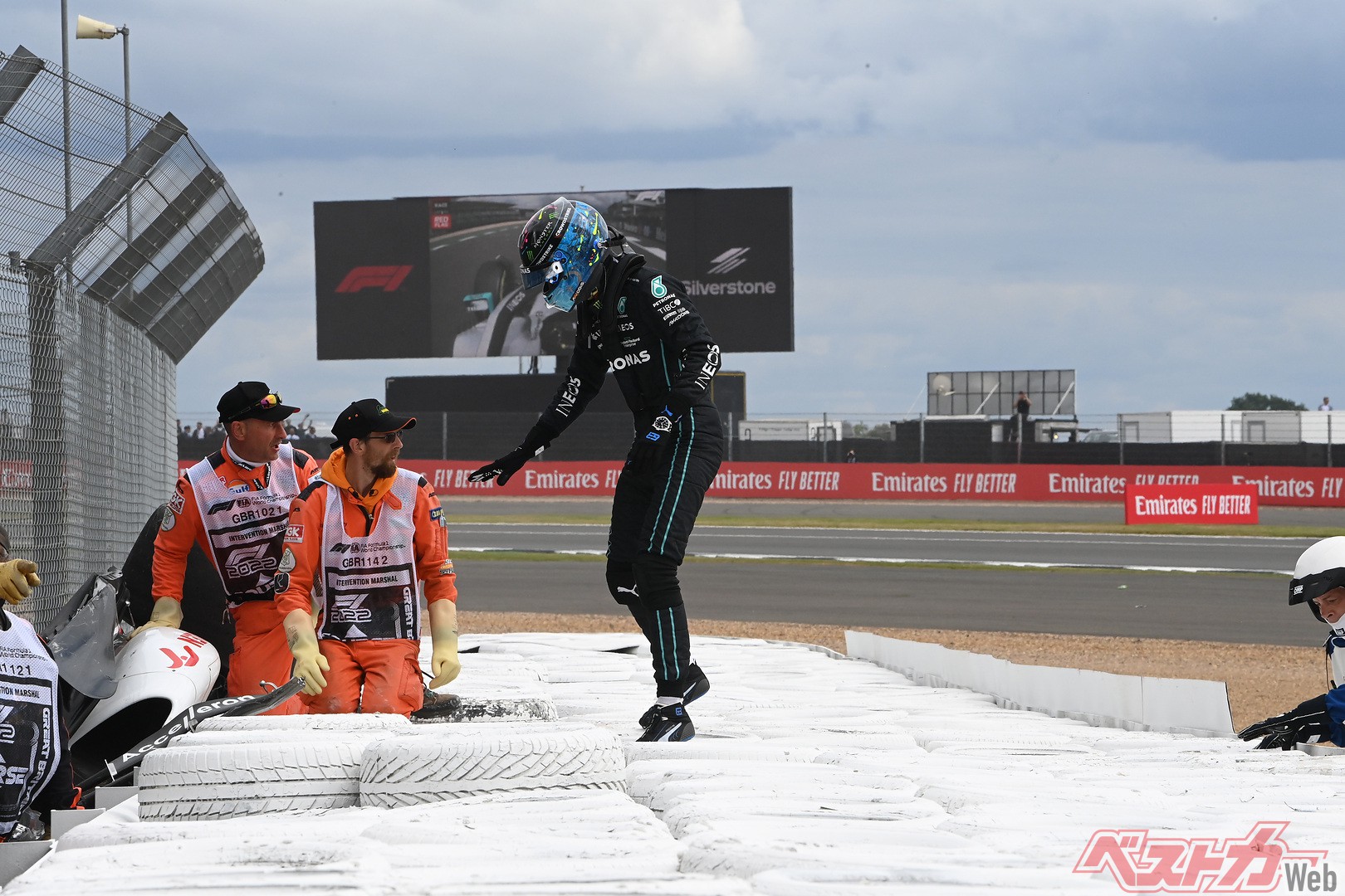 F1イギリスGPでガンユーに駆け寄ったラッセル その甘さや弱さは今後対ハミルトンの弱点になる