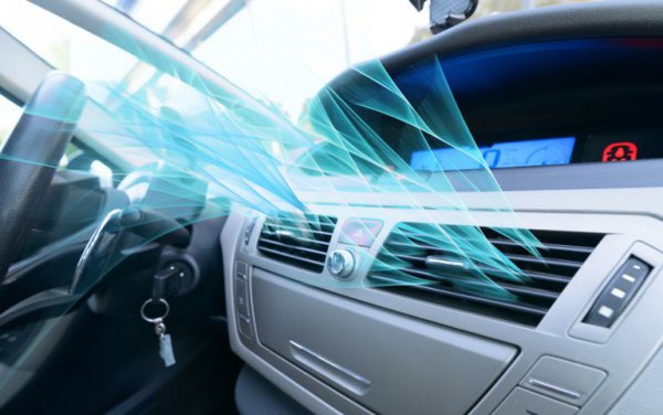 梅雨が明けるとエアコンを酷使する本格的な暑さがやってくる。どうすれば車内を快適に過ごせるのか、燃費にとってもよくないエアコンのダメな使い方とは?(Monika Wisniewska@Adobe Stock)