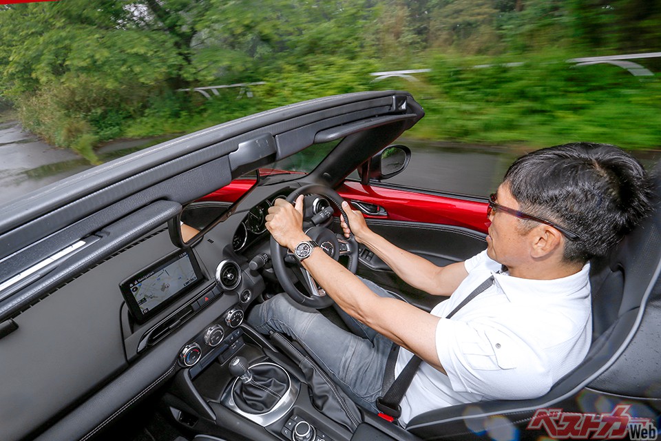 FRは初期段階でフロントタイヤにも一定の荷重がかかっているため、ミドシップやRRよりも立ち上がり加速時の前輪グリップが確保しやすい
