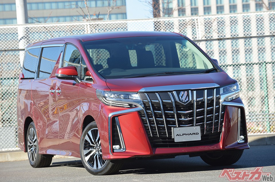 トヨタ アルファード。来年早々にも次期モデル登場といわれているが、今年3月の販売数は9587台というモンスター! 衝突被害軽減ブレーキなどに古さは感じるが、今や王者の風格があるミニバン