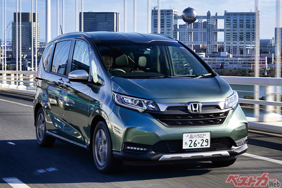 ホンダ フリード。パッケージングの妙で室内は実に広い。一番の魅力はココ。しかし、乗り心地がやや悪いのとガソリン車の実燃費が悪いのが×。写真はフリードクロスター