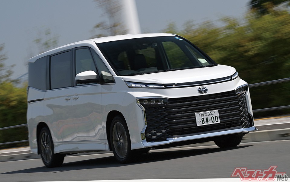 トヨタ ノア/ヴォクシー。新世代2L、NAのガソリン、力強さも感じるハイブリッド。いずれも走りがいい
