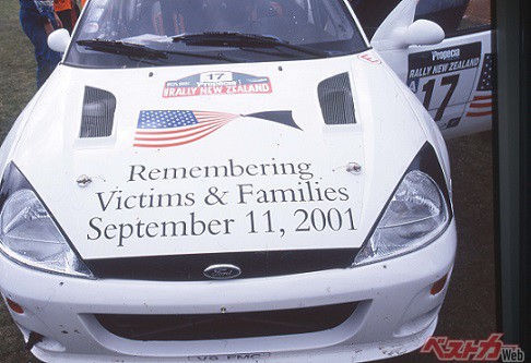 アメリカ同時多発テロ事件「911」の10日後 WRCを走るフォードフォーカスに書かれた言葉