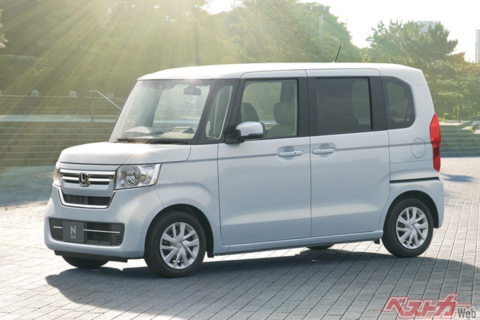 ホンダ N-BOX(144万8700〜225万2800円)。バカ売れも頷ける買い得感の高さは圧巻