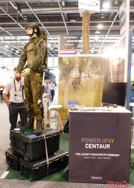 ユーロサトリ2022に展示されていた、オランダ企業の「Powered exoskeleton」（強化外骨格）