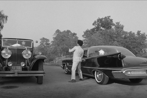 1959年製クライスラー クラウン・インペリアル・リムジンの後部をバブルキャノピー化した珍車が大統領専用車として登場