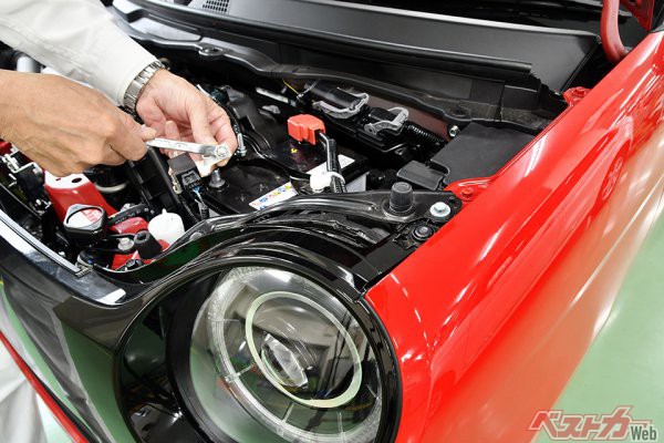 軽自動車のエンジンオイルは普通車よりも早いタイミングで交換するよう推奨されている（dreamnikon＠Adobe Stock）