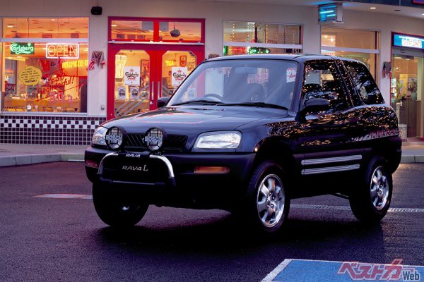 1994年登場の初代トヨタ RAV4。3ドアボディのコンパクトSUVとしてデビューした
