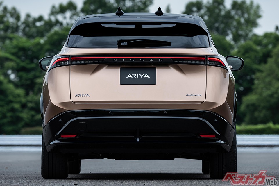 みちびきを利用しても他社は1個で成立! 可愛く見えちゃう日産アリア「猫耳」仕様のメーカーが明かした意外な理由