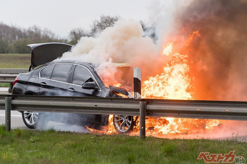 消火できないってマジか!?? EVの火災が深刻な理由と対処方法