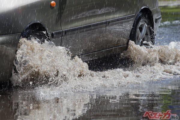 あぁどうしよう 車の中に水が 冠水した道路に入るべからず 知っておきたい水害の危険 自動車情報誌 ベストカー あぁどうしよう 車の中に水が 冠水した道路に入るべからず 知っておきたい水害の危険 自動車情報誌 ベストカー