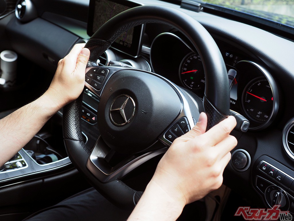 知ってるつもり が一番危ない ハンドルの正しい握り方と間違った握り方のリスク 自動車情報誌 ベストカー 知ってるつもり が一番危ない ハンドルの正しい握り方と間違った握り方のリスク 自動車情報誌 ベストカー