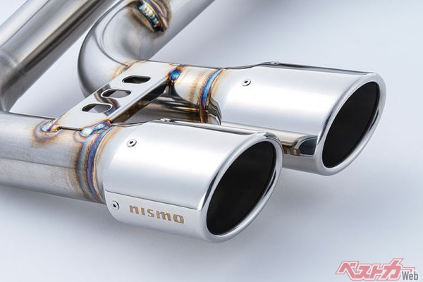 NISMO製スポーツマフラー。材質はステンレス製となり、純正マフラーよりも1kg軽量化されている。マフラーからの排気サウンドとリアビューをスポーティに演出！<br>