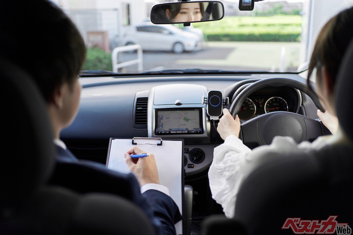 実はサンキューハザードは…? 教習所で教えていないかも!? 運転マナー5選