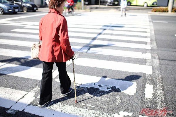 シニア女性と横断歩道
