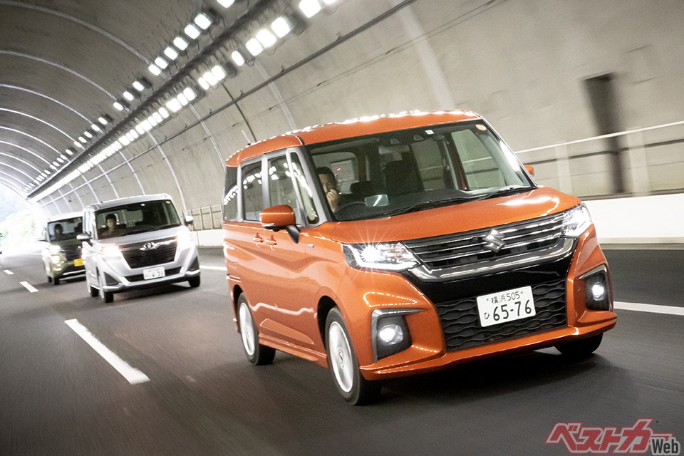 走行車線で前を走る大型トラックに追いついたという想定で、最左車線から右車線に移りながら120km/hまで加速をした。100km/hを越えると加速性能に如実に差が現われた