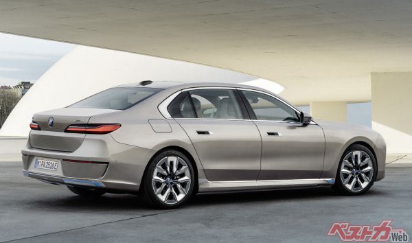 新型BMW7シリーズのリアビュー。リアコンビランプなどLEDは薄型のタイプを採用している