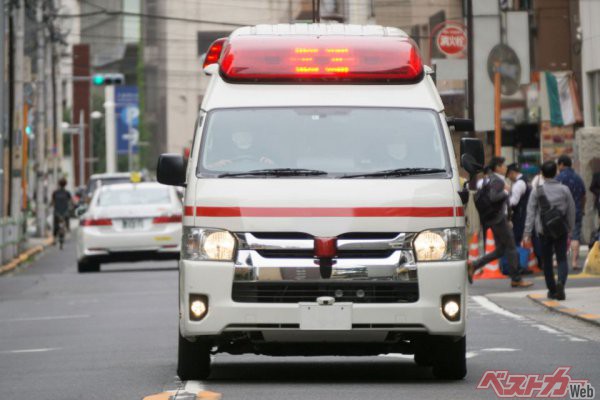 サイレンを鳴らして赤色灯を回す救急車がバックミラーに写れば、誰でも避けて停車する（はず）。問題は「気づかないケース」が増えているという点（写真：AdobeStock@xiaosan）
