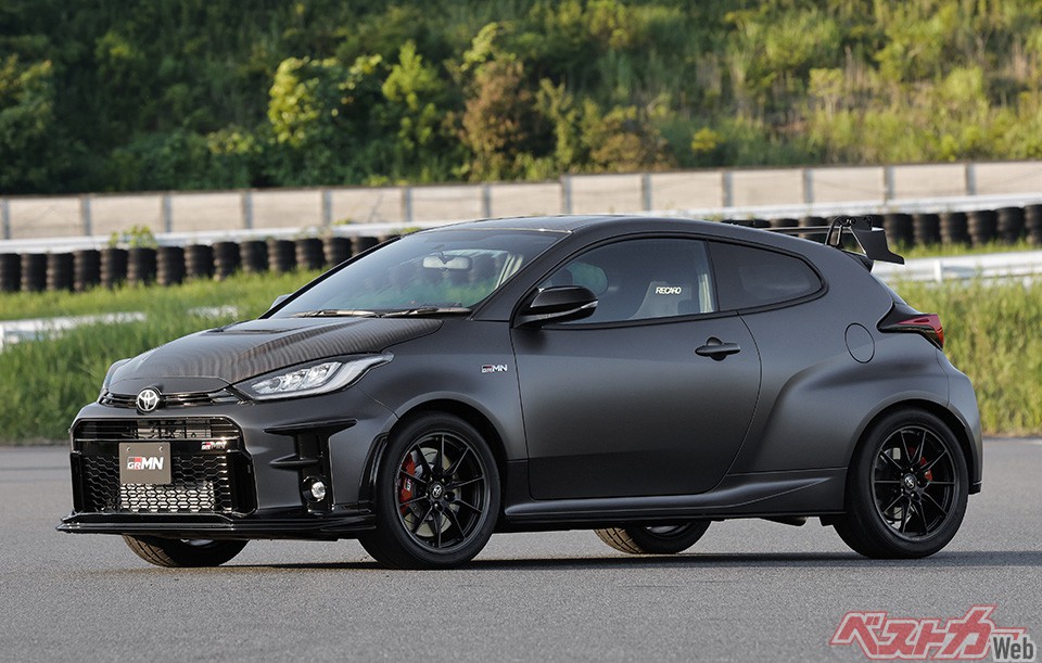 GRMNヤリス「サーキットパッケージ」。これぞエボモデルといった雰囲気はカーボン製のリアスポイラーに加え、専用のBBS製18インチアルミホイール装着によって全幅が10mmワイドになっているからだ