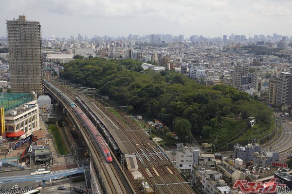 都心側の展望スペースから見た光景。E6系+E5系の秋田新幹線こまちと東北新幹線はやぶさがやってきた