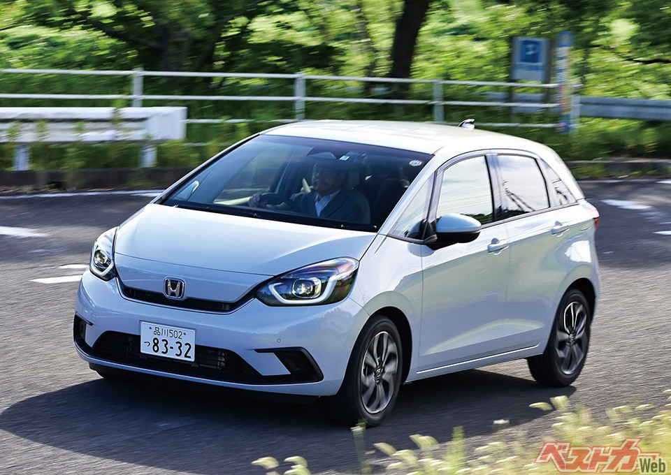 ホンダ フィット。独創的なセンタータンクレイアウトによりキャビンは後席でも1クラス上の広さだ。荷室に荷物も積みやすい。運転しやすいのも大きな魅力だ