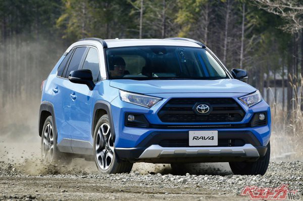 トヨタ RAV4。海外での高い人気からもわかるように非凡な実力の持ち主。ハイブリッド車も加わったアドベンチャーグレードは運転するのが楽しい4WDだ