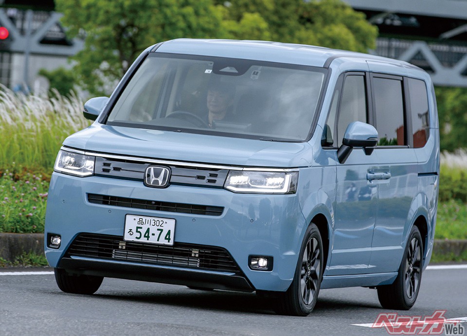 6代目となった新型ステップワゴン(ホンダ)は原点回帰をアピール。このAIRとSPADAの2タイプあり、1.5Lターボと2L、e:HEVの2本立て