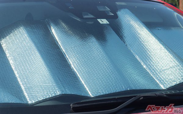 サンシェードの車内温度抑制効果はイマイチ。しかし、ダッシュボード表面の温度が上がるのを防いでくれる（xiaosan＠AdobeStock）