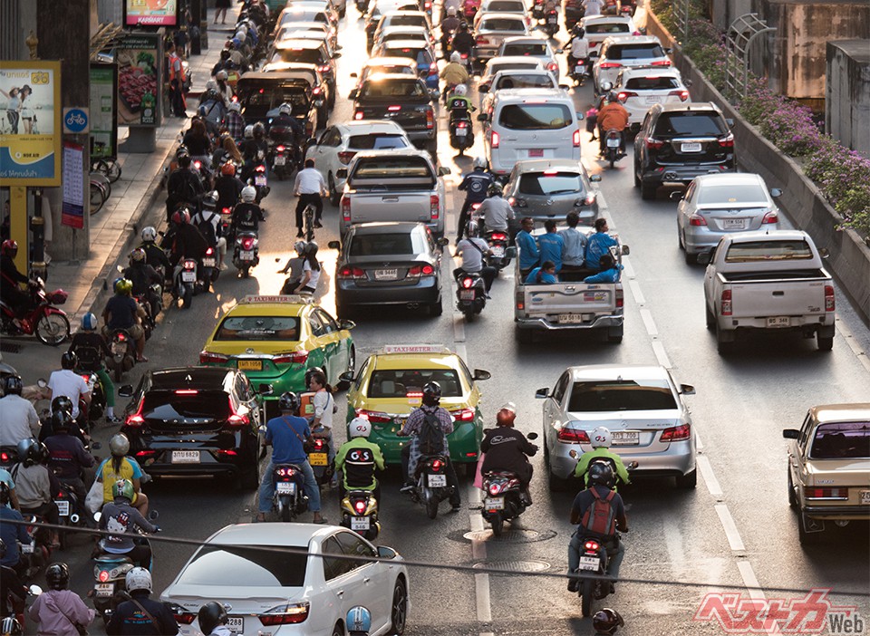 バンコクではトヨタ カローラクロスがヒット中。ほかにも、富裕層にアルファードが好まれるなど、トヨタ車が好調のようだ(maiku@AdobeStock ※画像はイメージです)
