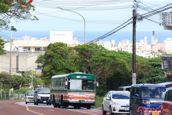 沖縄県内を走行しているとキレイな海が見える景色も多い。東陽バスの「191」番路線は県内中南部が営業エリアで、南城市から那覇市を経由して浦添市を結ぶロング路線だ