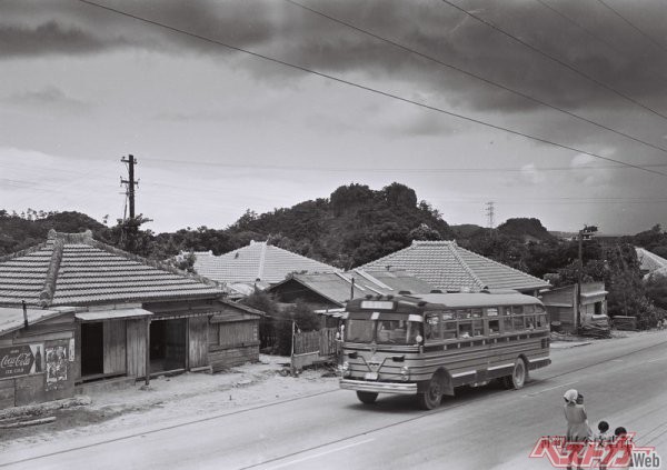 1972年5月15日の沖縄県本土復帰以前の県内の風景。右側通行でバスの乗降扉は当然右側。『ナナサンマル』以降はこのバスでは左側通行では使用できないため、県内各バス運行会社に向けて1000台以上の新車バスが発注され、導入された。これがいわゆる「ナナサンマルバス」である【写真・沖縄県公文書館所蔵】