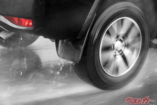 タイヤの溝が減ると、濡れた路面を踏んだ時に水がタイヤの溝を伝って後方へ排水されなくなる。するとタイヤと路面の間に水の膜ができ、タイヤは水の上に浮き上がって滑ってしまう（milkovasa＠AdobeStock）