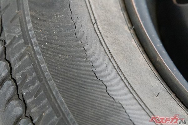 タイヤを長く使用すると、溝のあるなしに関係なくゴム自体のグリップ性能が低下してくる。雨が降って路面が濡れてくると、性能低下は顕著に表れる（U-image＠AdobeStock）
