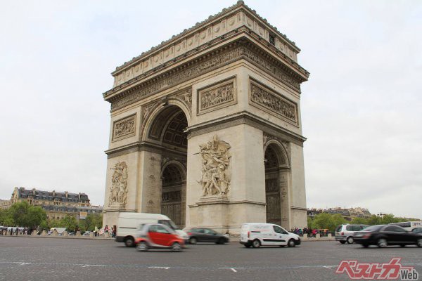 パリの凱旋門のような大きなラウンドアバウトは、必ずしも効率的とはいえない面も（高橋 久美子@Adobestock）