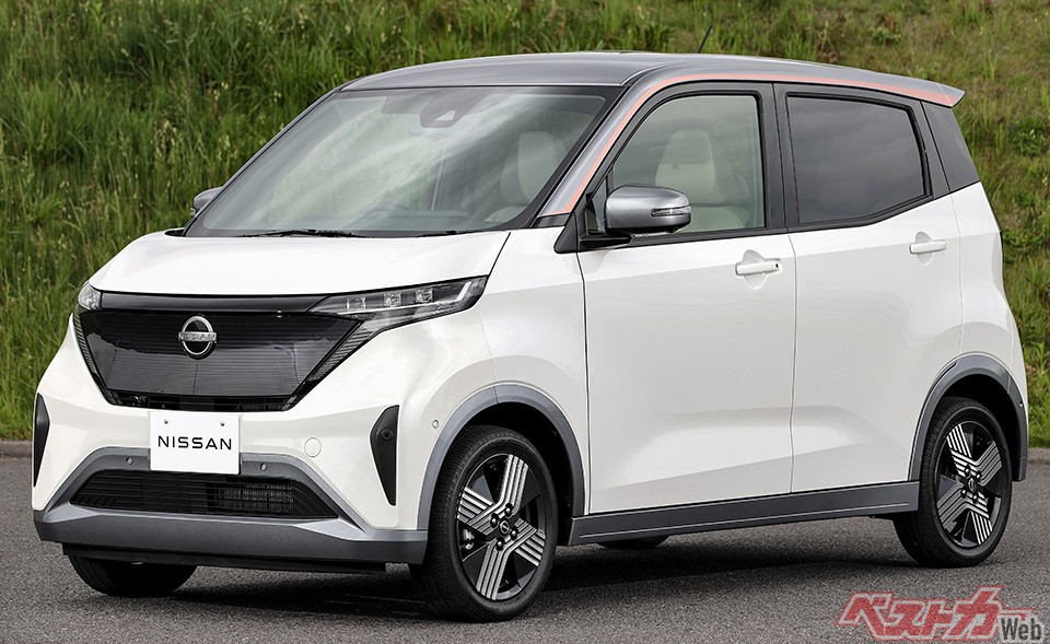 日産の軽EV、サクラは5月20日の発表から約3週間で1万1000台以上の受注を記録。そのため納期は延びており、来年1月以降の納車になる模様