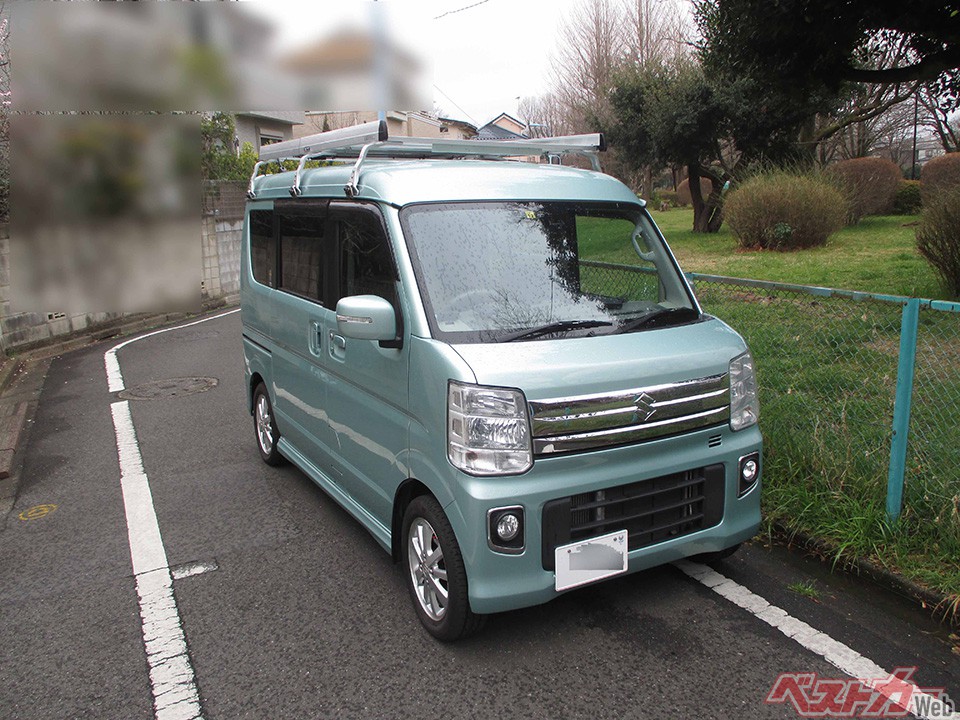 あーる・つちだ氏は、狭いながら我が家同然のスズキ・エブリイで年間70日程度ひとり旅をしている元雑誌編集者だ。小型船舶一級、大型2輪免許、アマチュア無線、海上特殊無線3級。遊びに必要な免許はすぐに取りに行くアウトドア派のおやじ